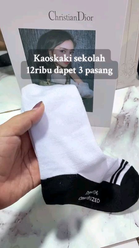 kaos kaki sekolah