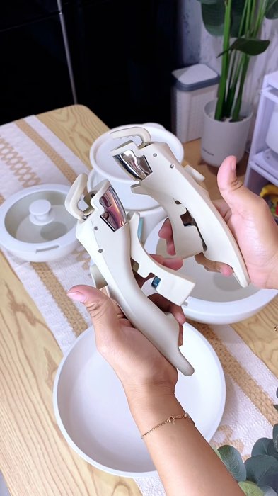 Panci set semultifunsi ini coba tebak harganya berapa,,?Bisa jadi panci, bisa jadi wadah saji,  bisa masuk oven dan bisa disimpan langsung ke kulkas