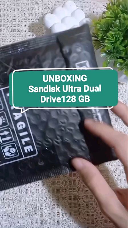 Kalau kamu content creator, wajib banget punya ini sih ‼️ #sandisk#sandiskoriginal#microsdsandisk#storagehp#fyp#otgusb#otg2in1#fypshopeevideo#otgmicro