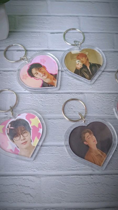 Custom love keychain? Mau muka doi, bestie, atau idola? Semua bisa masuk🫶  #ganciakrilik #ganciakrilikcustom #gancicustom #fyp