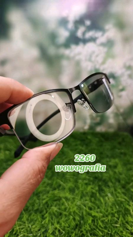 Kacamata baca stylish lensa full progresif plus photocromic. #kacamatabaca #kacamataplus #kacamatasporty #kacamataprogresif #kacamataphotocromic