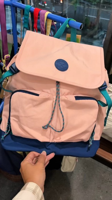 Backpack super lucu dari Exsport ini siap nemenin hari-hari sibuk kamu. Tas ini bisa muat segala perlengkapan esensial kamuu yaa