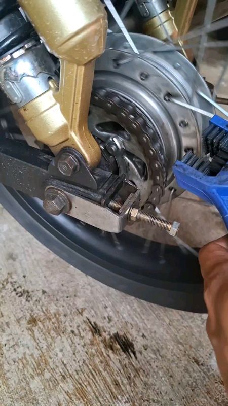 Sikat Rantai #sikatrantai #sikatrantaisepedamotor #sikatpembersihrantai #sikatrantaimotor #RacunShopee #shopeevideo #trendingvideo #ShopeeCOD