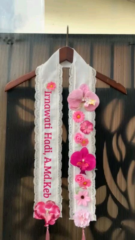 #selempangunik #kadounik #graduation #wisuda #selempangbunga #selempangwisuda #Flowersash