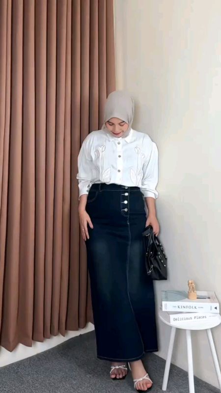 Simpel, nyaman, dan tetap stylish ✨#RokJeans #OOTDModest #HijabStyle #CasualLook #FashionCewek #StyleHariIni #KoreanLook #OOTDKece#PromoNonStop #fyp