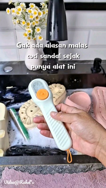 sikat multifungsi dengan tempat dispenser sabun #sikat #sikatmultifungsi #sikatmultifungsi2in1 #sikatsandal #sikatsandalsepatu #sikatdispenser