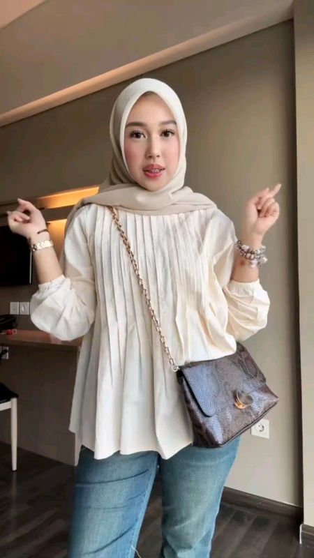 #RacunShopee #RacunShopeeOutfit  #ShopeeLook #GratisOngkirRP0 #OOTDFashionShopee #atasanwanita #blousewanita #blouseruffle #blousekorea #blousekorean