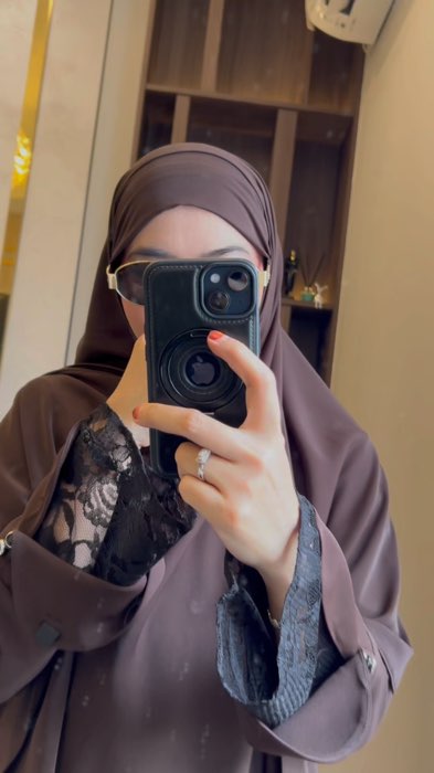 Modelnya simple tapi tetep classy , berasa anggun dengan bahan anti UV yg bakalan kasih kenyamanan maksimal #ootdsyari #gamismuslim