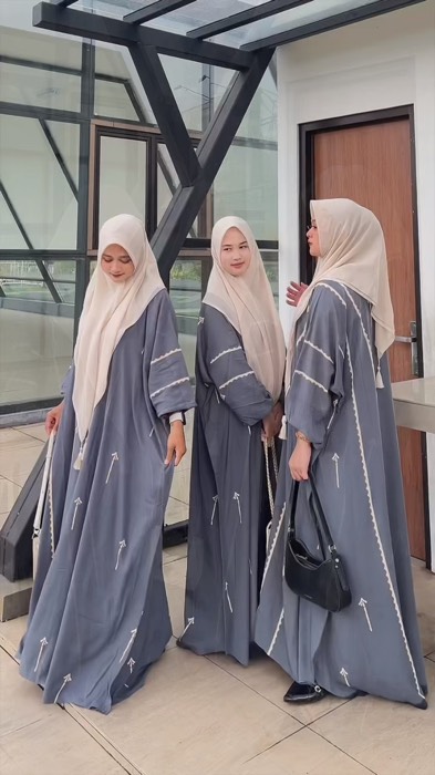 Warnanya soft bikin aura kita jadi ademmm 🤭😜 Pleasee warna Abu jangan sampai lolosss 😍🔥#kaftan #kaftanviral #dasterviral