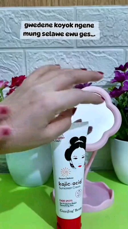 kojic acid mencerahkan kulit dan menyamarkan noda gelap (flek, bekas jerawat, melasma) dengan menghambat produksi melanin #kojicacid