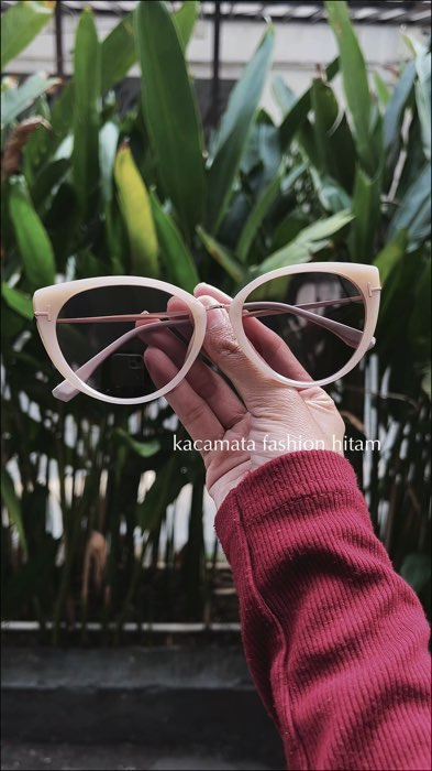 Rekomendasi kacamata fashion lensa sunglasses #kacamatanormal #gentlymorley #kacamatapolarized #kacamatauv400 #kacamatahitam #kacamatafashion