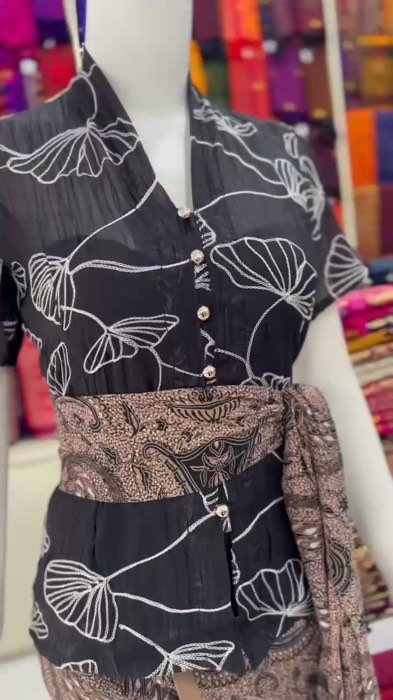 Kebaya lengan pendek #kebayakartini #kebayalonceng #kebayakerawang #kebayabordirkerawang #kebayabali #kebayamurah #kebayapundakbalon #kebayavneck #keb