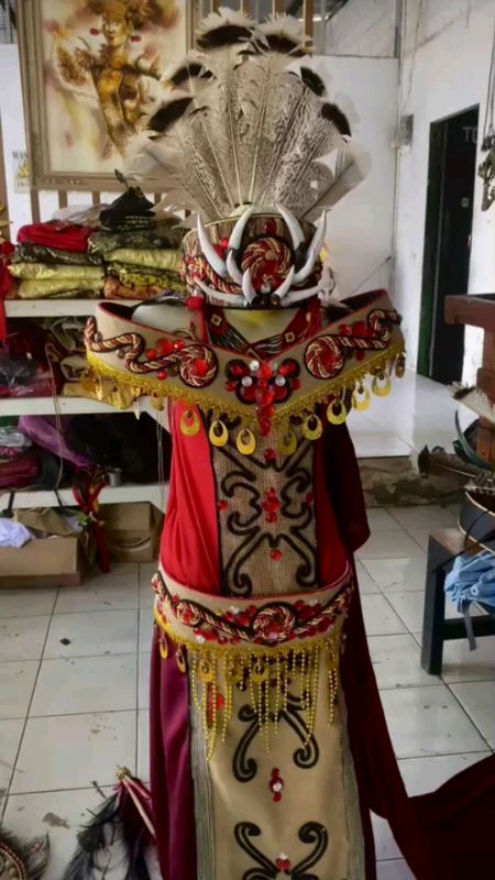 sepasang baju adat dayak fullset #ShoopeBeautyHaul #ShopeeLook #fyp #shopeevideo #SpillRacunShopee
