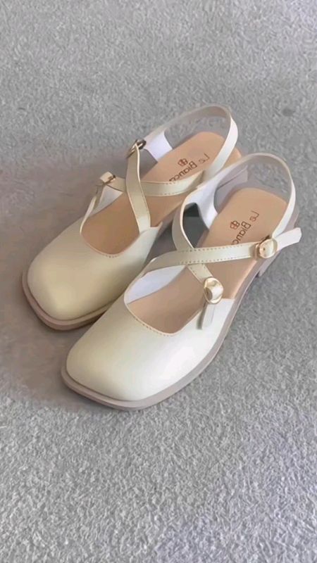 Nyaman gak bikin pegal, desain unik jarang ada. Love! #lebiancayepposoyu  #SandalHeels #FashionDaily
