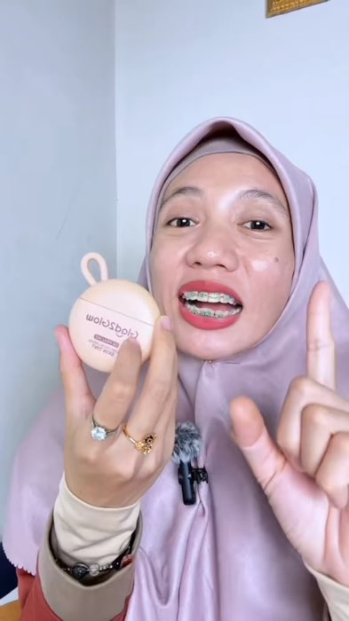 Glad2glow skin tint #glad2glow #skintint #ViralDishopeeVideo #RacunShopee #PromoNonStop #shopeeCOD  #Gratisongkir0 #GakNyeselBeliIni
