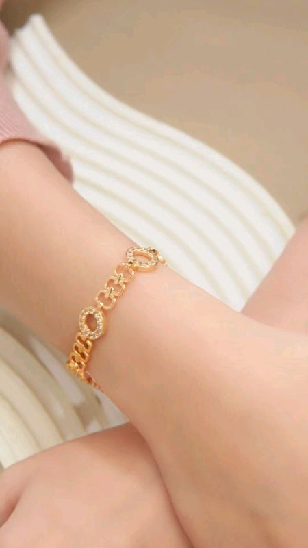 Gelang Adya, detail rantai tegas berpadu ornamen lingkar berkilau di tengah menciptakan kesan elegan Dan mewah 🥰 #gelangtitanium #perhiasanwanita