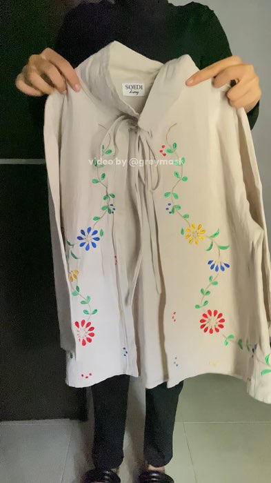 Simpel, nyaman, dan cantik dengan detail bunga full bordir. #outerwanita #outerlinen #fashionhijab #dailyoutfit