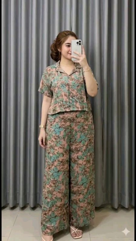 one set crop#setelanwanita #setelancrop #SpillRacunShopee #SpillBawaBerkah #ViralDiShopeeVidio #hanyadishopeevideo
