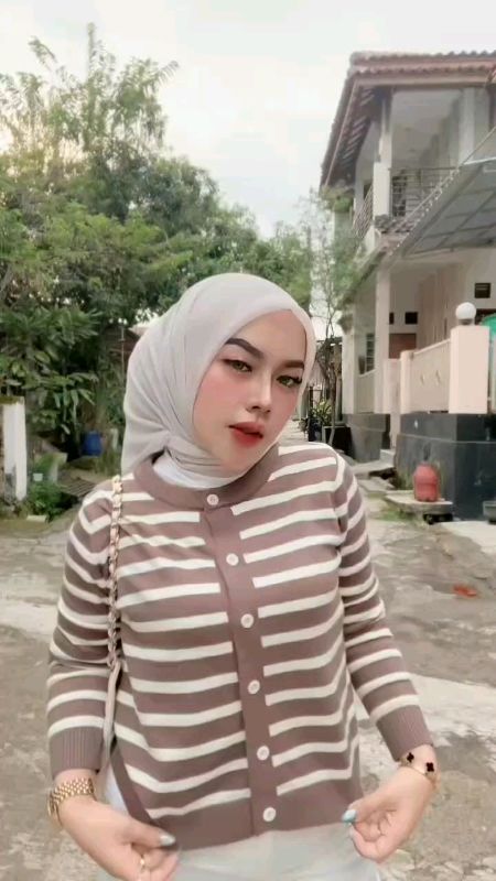 #cardiganrajut #taswanita #parisjapan #RacunShopee #SpillRacunShopee #affiliateshopee #ShopeeLook #outfithangout #fyp #viral #Lebaran2026 #Diskon40RB
