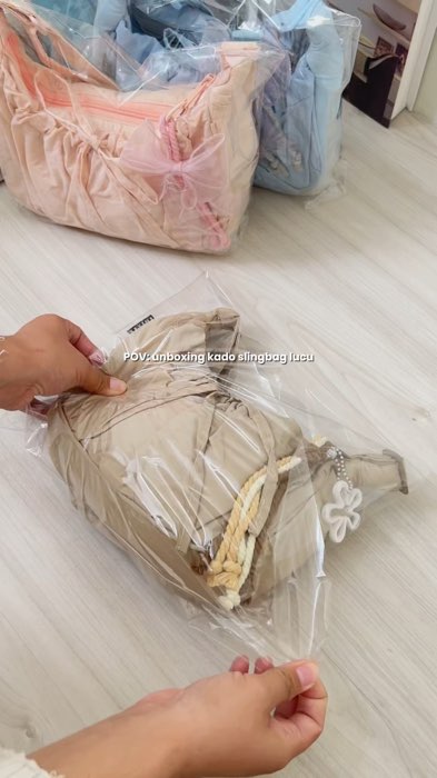 POV: Unboxing kado slingbag super lucuk😋💖  ada warna baby blue, peach, dan cream kamu suka warna apa?👀  #nad #kiorabag #taslucu