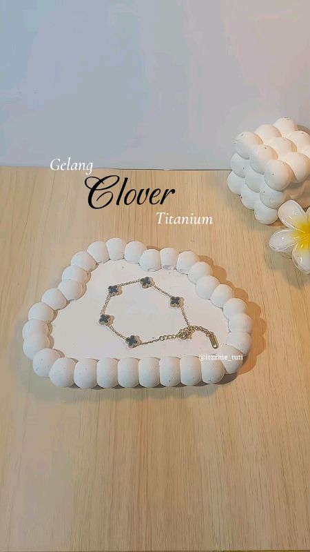 #gelangtitaniumantikarat #gelangclover #gelangcantik #gelangwanita #gelangvira #SpilllBawahBerkah #RacunShopee #PromoNonStop #GratisOngkirRP0 #66sale