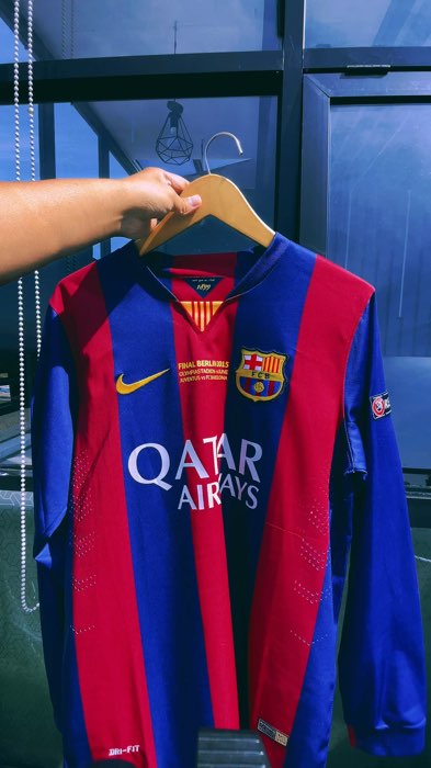 “Throwback ke final Berlin 2015! Jersey legendaris FC Barcelona yang bawa pulang trofi Champions League. #jersey #jerseybola #fcbarcelona #shopeevideo