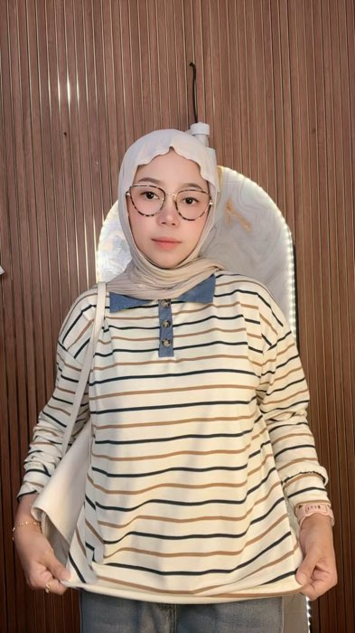 Simple, nyaman, tetap stylish 🤍   Kaos stripe dengan sentuhan collar bikin look kamu auto rapi tanpa effort.   #outfit #outfitinspiration #outfitmura