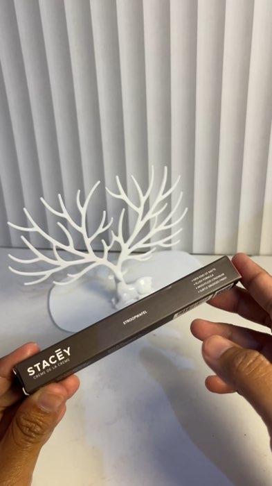🤭 “Lip cream yang bikin bibir kelihatan lebih halus tanpa effort berlebih.”#StaceyCremeDeLaCreme #LipCreamStacey #BlurryVelvetLipCream #LipCreamLokal