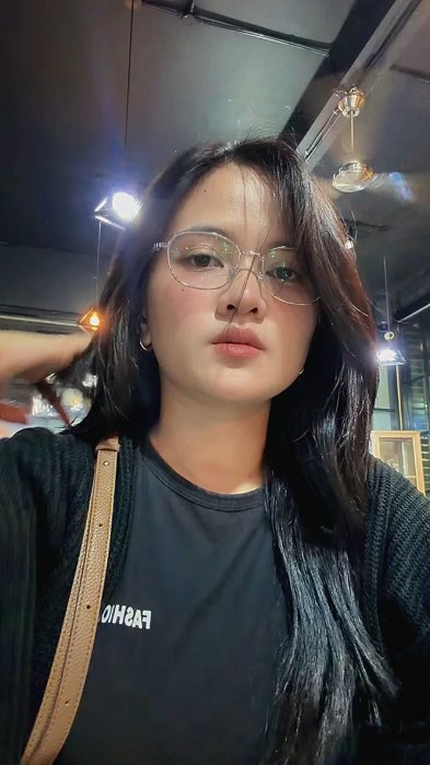 Cakep banget kacamatanyaaa🤸‍♀️🫶🏻#IOOI #kacamata #cleanlook #koreanlook