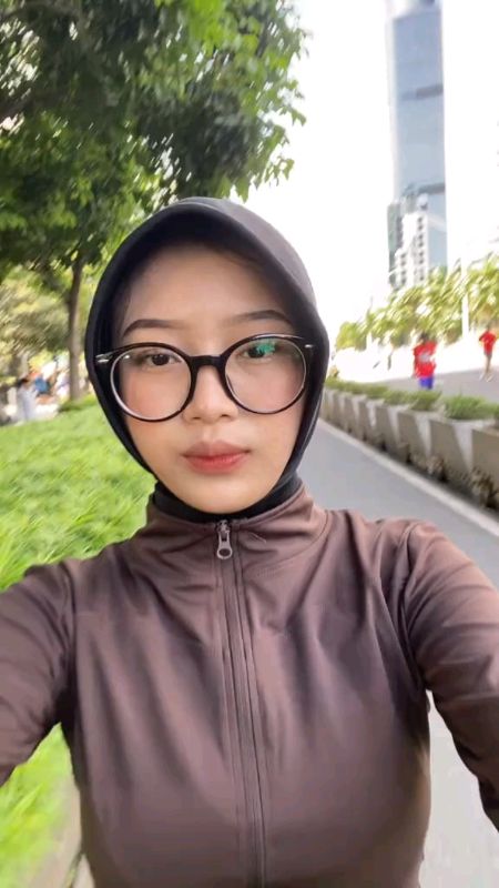 CEWE KALO UDAH PAKE JAKET INI PAS OLAHRAGA SI AUTO DILIRIK BANYAK COWO KARNA KEREN BGT#jaketolahraga #jaketwanita #shopeevideo #RacunShopee