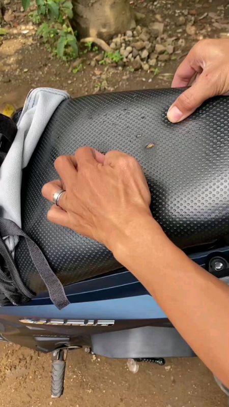 solulis bagi kalian yg males antri .sarung jok tinggl pasang mandiri kak#sarungjokmotor #sarungjokviral #sarungjokmotorwaterproof