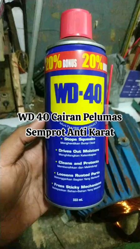 Semprotan penghilang karat WD-40 350ml mempunyai efek pelumasan dan antilembap serbaguna pada mesin mobil, pintu, logam, permesinan,...