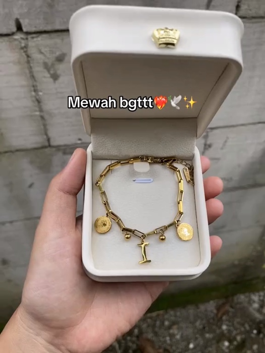Gelang Titanium Ratu Elisabet Huruf#GelangHurufTitanium#gelangtitaniumantikarat#gelangtitaniumpremium#PromoNonStop#DiskonRacunShopee#GratisOngkirRP0