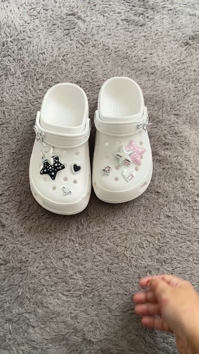 Blink-blink parah! ✨💎 Sandal clog dari BUBUNA ini bikin kamu jadi pusat perhatian instan. Cantik & nyaman poolll. Cek keranjang kuning! 🛒 #sandalluc