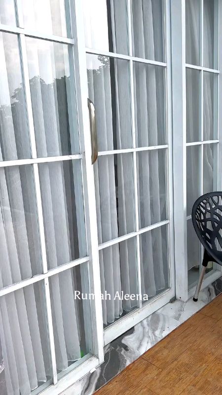 Kursi teras/balkon yang awet & tahan lama: The Sofa (KR5). Dengan kaki besi stainless anti-karat, bahan plastik premium, dan bisa ditumpuk