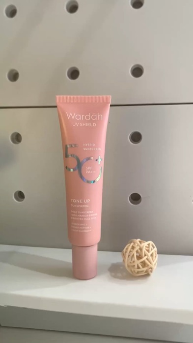 Sunscreen tone up nya yg supernatural banget#sunscreen #sunscreenviral #sunscreenwardahspf50 #sunscreenreview