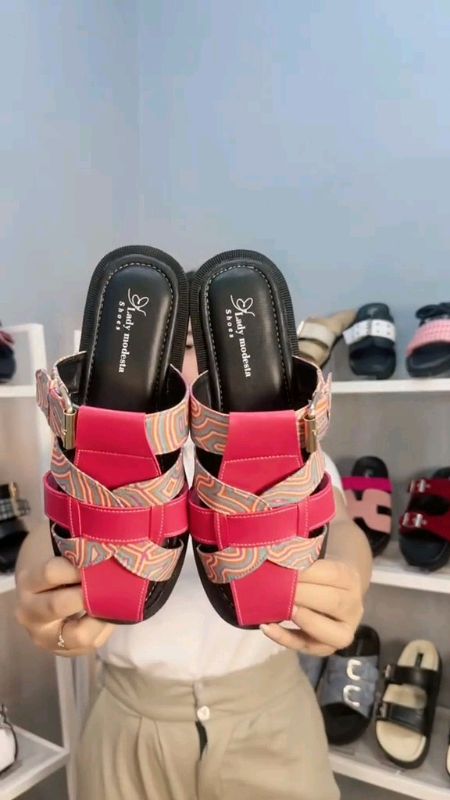 Sendal kekinian terbaru nih, cuma 100ribuan.. bagus kann ??? #RacunShopee #RacunShopeeCantik #RacunShopeeCheck #ShopeeFashionHaul #IsiKeranjangOren