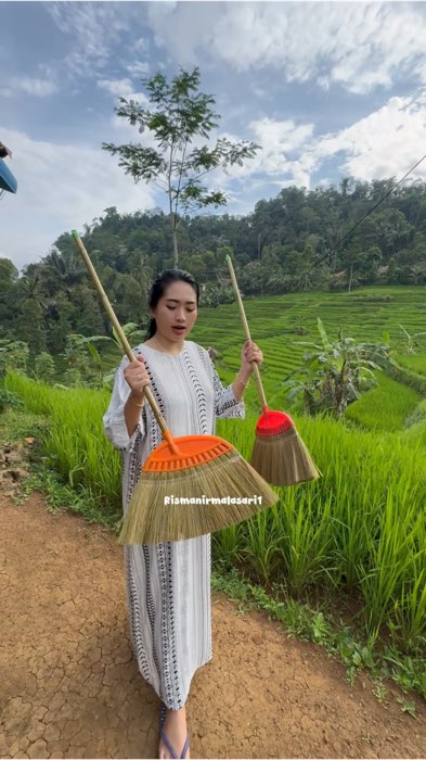 Sapu lantai yang ringan #rismanirmalasari #sapurayung #sapurayungmurah #sapulantai #sapulantaimurah #sapurayungviral #sapurayungkokoh