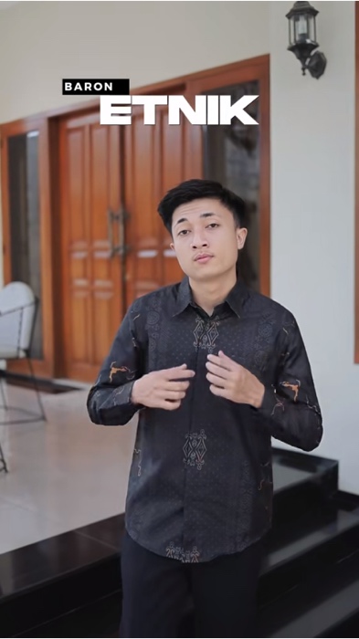 Cari rekomendasi kemeja batik yang fitnya nyaman dan bahan adem? Batik baron solusinya!!  Motifnya gambar sendiri, jadi dijamin gaada kembarannya.