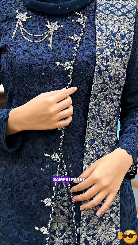 Tampil anggun di segala acara bersama Kebaya Kutu Baru Modern. #kebayakutubarumodern #kebayakutubaru #kebayamodern #kebayakekinian #kebayacantik