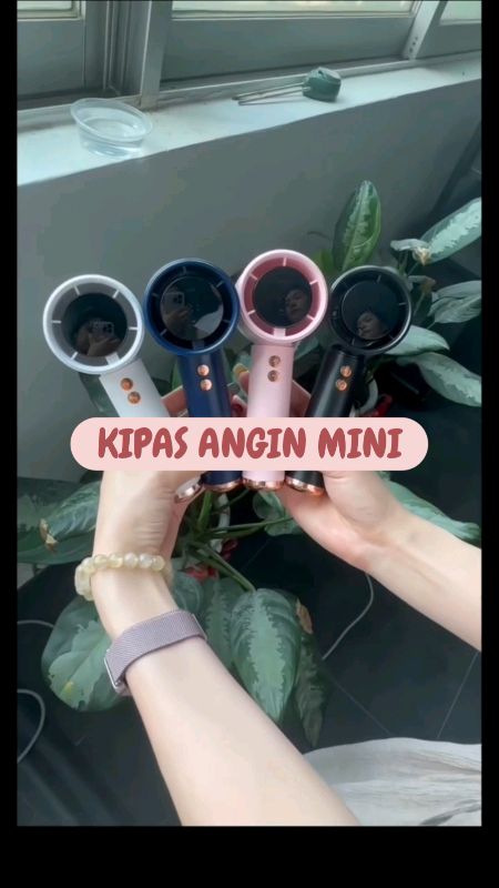 Tetap adem meski cuaca panas #kipasportable siap temani jogging, mendaki, atau kerja di luar ruangan tanpa gerah #kipas #kipasmini #kipasangin