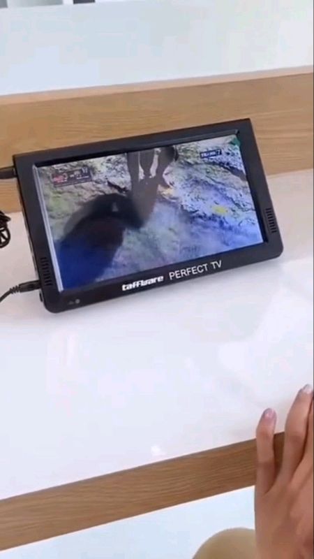 Nonton TV Praktis Banget Pakai Taffware Portable Monitor