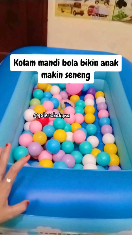 Kolam mandi bola, anak seneng banget