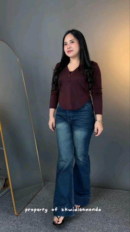 Rekomendasi atasan casual wanita desainnya sederhana dan mudah dipakai untuk berbagai aktivitas harian