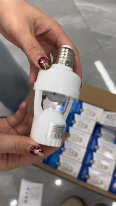 Lampu dengan sensor gerak dipasang agar bohlam menyala setelah gelap atau ketika seseorang lewat.#dudukanlampu #lampusensorgerak #lampusensor #inframe