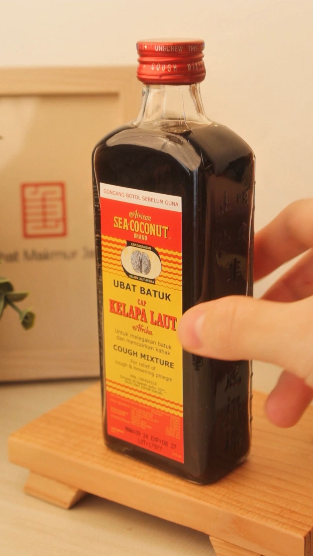 Obat Batuk Cap Kelapa Laut, herbal yang bantu meredakan batuk dan panas dalam secara alami, membantu melegakan tenggorokan, dan menjaga keluarga.