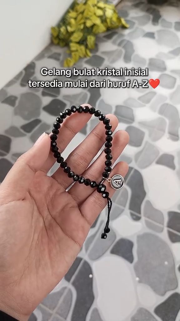 Gelang kristal inisial tersedia mulai dari huruf A-Z🥰#gelangkristal #gelanginisial #gelanginisialhuruf