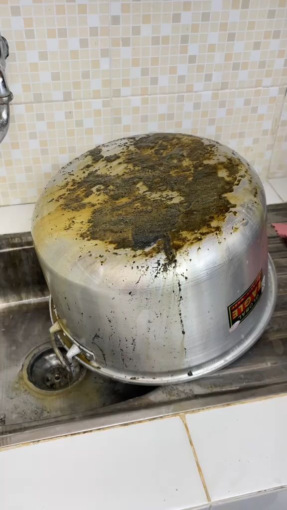 Kerak panci membandel? 
Cukup oleskan pembersihnya, diamkan 24 jam, lalu bilas.
Kerak hitam rontok, panci kembali kinclong tanpa digosok keras #fyp