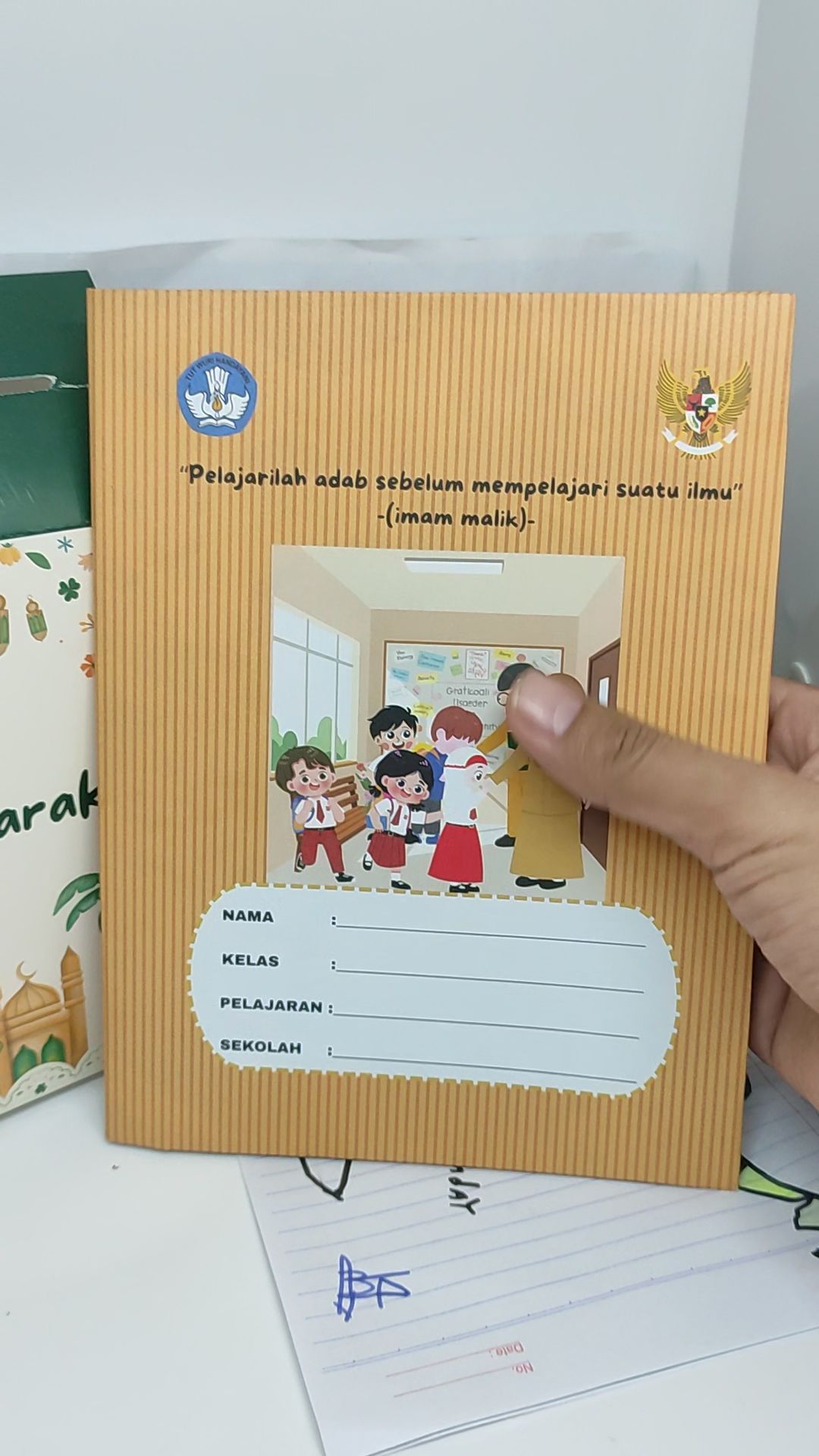 Sampul buku transparan berkualitas, mudah digunakan dan cocok untuk berbagai buku tulis sekolah. Wajib punya untuk anak sekolah! #sampulbuku #sampul