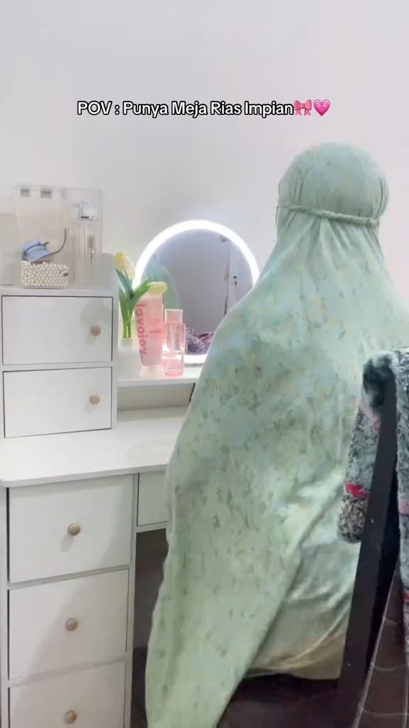 Meja Rias ini bikin kamar kamu terlihat mewah!#mejarias #mejariasaesthetic #mejariasminimalis #dekorasikamar #alatmakeup #furniturerumah #kamarimpian